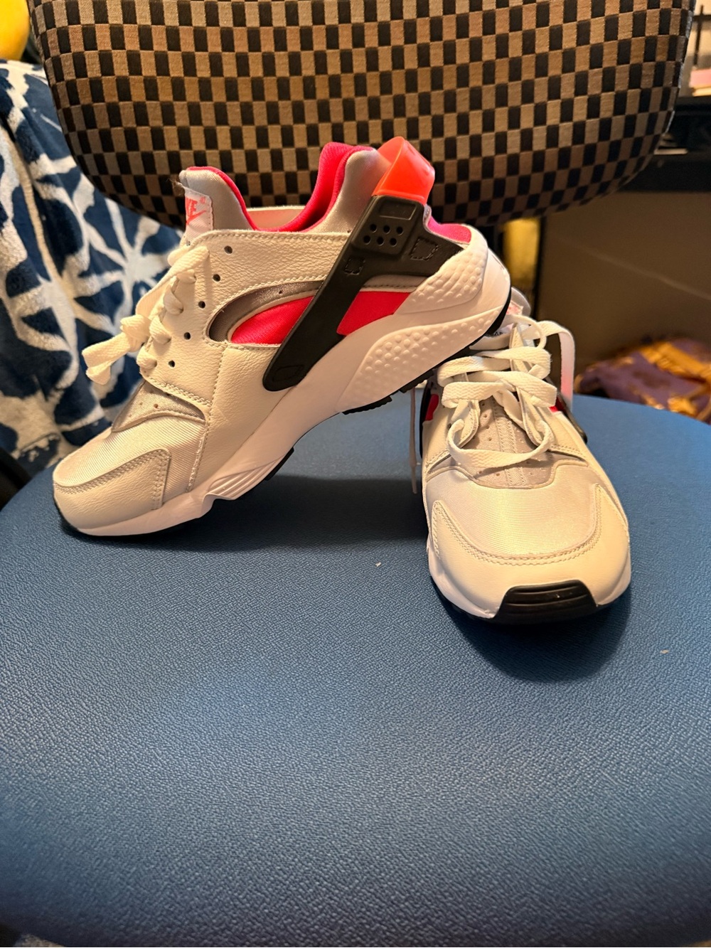 Nike White Black Red Athletic Shoes - Picture 2 of 2